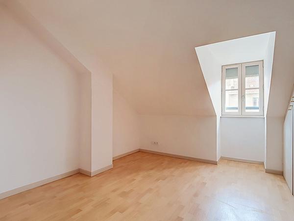 PAU Centre (Rue Duboué) Appartement T3 de 61,79 m² habitables (74,65 m² au sol)  en dernier étage