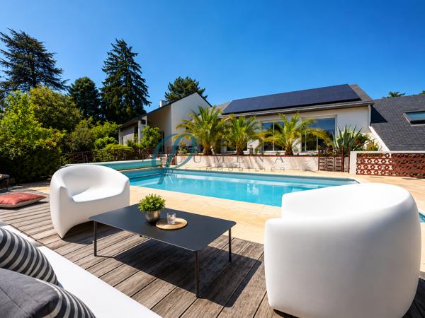 MAISON FAMILIALE D’EXCEPTION, UN AIR DE VACANCES À L’ANNÉE FILUMENA vous propose en vente, À l’abri des regards, au fond d’une impasse paisible et pourtant à quelques minutes seulement du centre-ville, découvrez cette superbe maison d’architecte de 171 m², parfaitement entretenue, nichée au cœur d’un magnifique parc paysager de près de 3 000 m².