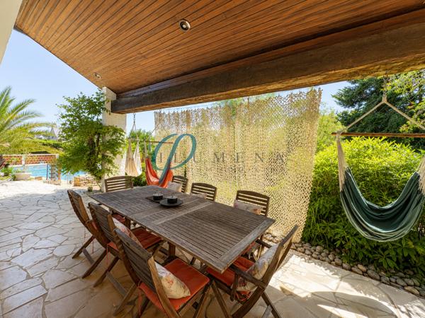 MAISON FAMILIALE D’EXCEPTION, UN AIR DE VACANCES À L’ANNÉE FILUMENA vous propose en vente, À l’abri des regards, au fond d’une impasse paisible et pourtant à quelques minutes seulement du centre-ville, découvrez cette superbe maison d’architecte de 171 m², parfaitement entretenue, nichée au cœur d’un magnifique parc paysager de près de 3 000 m².