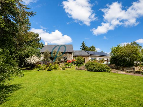 MAISON FAMILIALE D’EXCEPTION, UN AIR DE VACANCES À L’ANNÉE FILUMENA vous propose en vente, À l’abri des regards, au fond d’une impasse paisible et pourtant à quelques minutes seulement du centre-ville, découvrez cette superbe maison d’architecte de 171 m², parfaitement entretenue, nichée au cœur d’un magnifique parc paysager de près de 3 000 m².