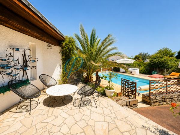 MAISON FAMILIALE D’EXCEPTION, UN AIR DE VACANCES À L’ANNÉE FILUMENA vous propose en vente, À l’abri des regards, au fond d’une impasse paisible et pourtant à quelques minutes seulement du centre-ville, découvrez cette superbe maison d’architecte de 171 m², parfaitement entretenue, nichée au cœur d’un magnifique parc paysager de près de 3 000 m².