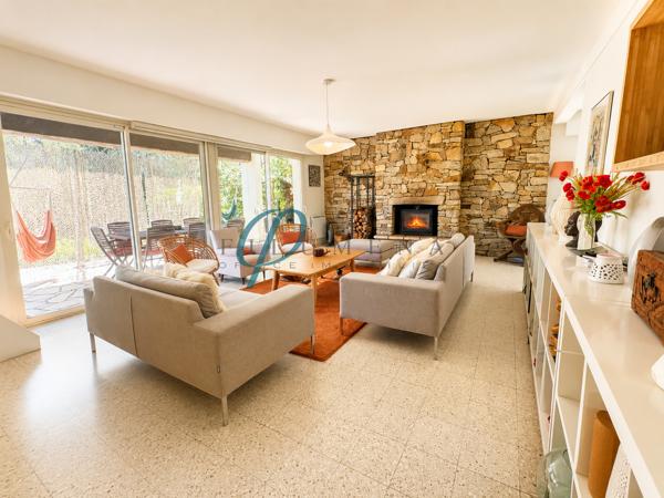 MAISON FAMILIALE D’EXCEPTION, UN AIR DE VACANCES À L’ANNÉE FILUMENA vous propose en vente, À l’abri des regards, au fond d’une impasse paisible et pourtant à quelques minutes seulement du centre-ville, découvrez cette superbe maison d’architecte de 171 m², parfaitement entretenue, nichée au cœur d’un magnifique parc paysager de près de 3 000 m².