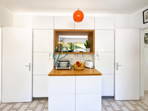 MAISON FAMILIALE D’EXCEPTION, UN AIR DE VACANCES À L’ANNÉE FILUMENA vous propose en vente, À l’abri des regards, au fond d’une impasse paisible et pourtant à quelques minutes seulement du centre-ville, découvrez cette superbe maison d’architecte de 171 m², parfaitement entretenue, nichée au cœur d’un magnifique parc paysager de près de 3 000 m².