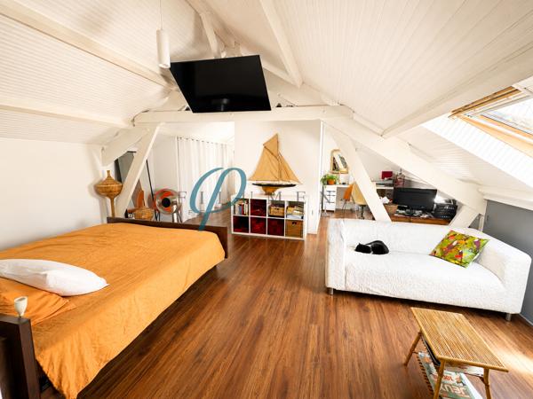 MAISON FAMILIALE D’EXCEPTION, UN AIR DE VACANCES À L’ANNÉE FILUMENA vous propose en vente, À l’abri des regards, au fond d’une impasse paisible et pourtant à quelques minutes seulement du centre-ville, découvrez cette superbe maison d’architecte de 171 m², parfaitement entretenue, nichée au cœur d’un magnifique parc paysager de près de 3 000 m².