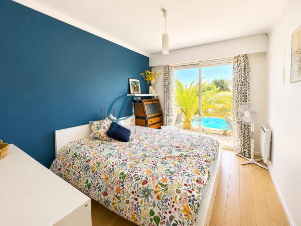 MAISON FAMILIALE D’EXCEPTION, UN AIR DE VACANCES À L’ANNÉE FILUMENA vous propose en vente, À l’abri des regards, au fond d’une impasse paisible et pourtant à quelques minutes seulement du centre-ville, découvrez cette superbe maison d’architecte de 171 m², parfaitement entretenue, nichée au cœur d’un magnifique parc paysager de près de 3 000 m².