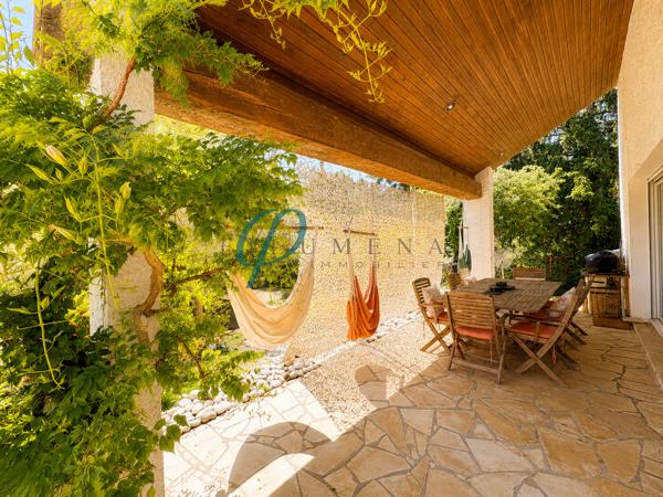 MAISON FAMILIALE D’EXCEPTION, UN AIR DE VACANCES À L’ANNÉE FILUMENA vous propose en vente, À l’abri des regards, au fond d’une impasse paisible et pourtant à quelques minutes seulement du centre-ville, découvrez cette superbe maison d’architecte de 171 m², parfaitement entretenue, nichée au cœur d’un magnifique parc paysager de près de 3 000 m².