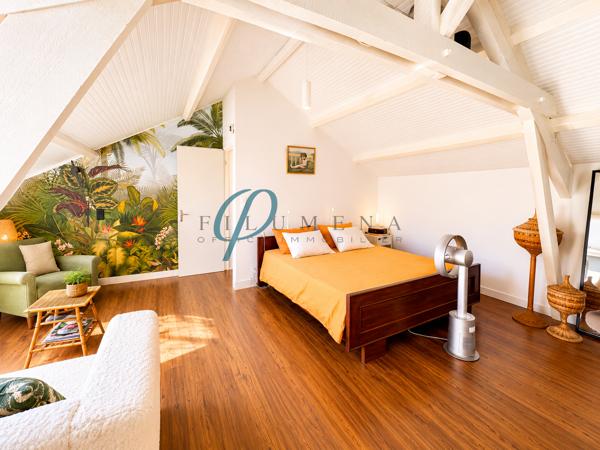 MAISON FAMILIALE D’EXCEPTION, UN AIR DE VACANCES À L’ANNÉE FILUMENA vous propose en vente, À l’abri des regards, au fond d’une impasse paisible et pourtant à quelques minutes seulement du centre-ville, découvrez cette superbe maison d’architecte de 171 m², parfaitement entretenue, nichée au cœur d’un magnifique parc paysager de près de 3 000 m².