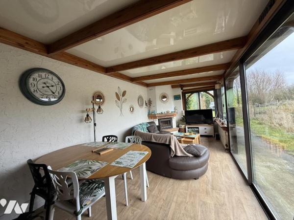 Beau marais avec hutte et habitation