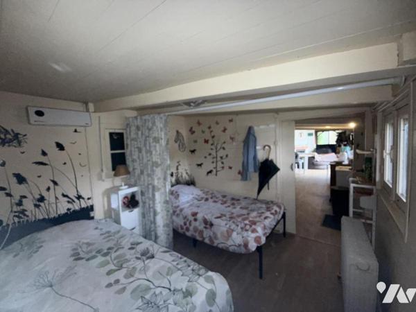 Beau marais avec hutte et habitation