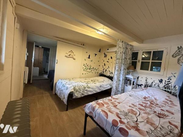 Beau marais avec hutte et habitation