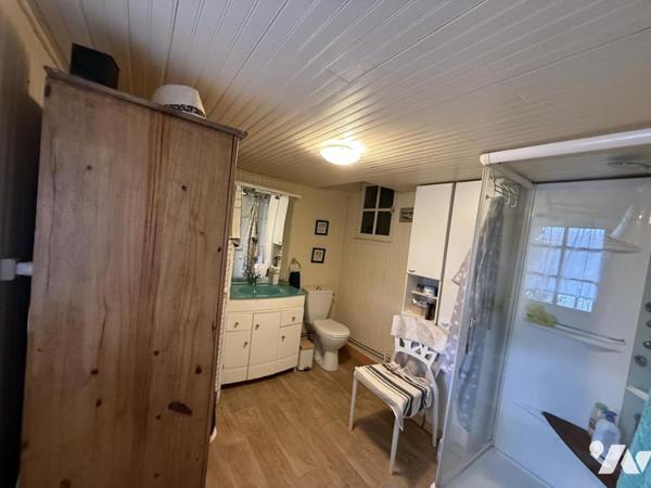 Beau marais avec hutte et habitation