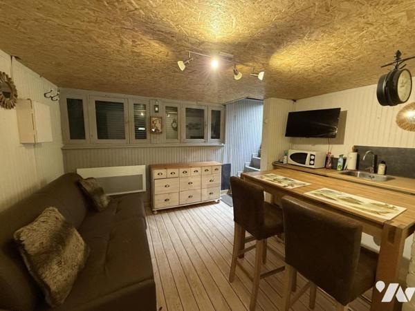 Beau marais avec hutte et habitation