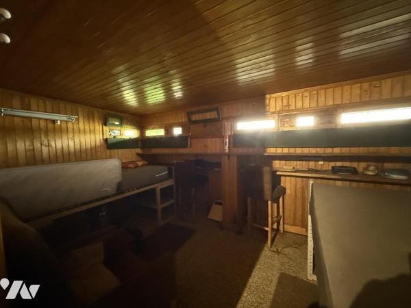 Beau marais avec hutte et habitation