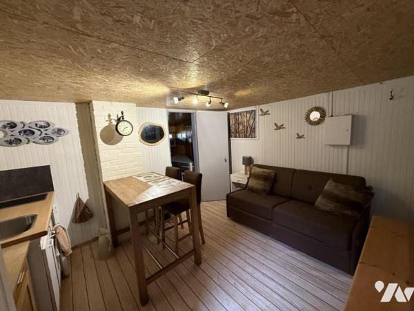 Beau marais avec hutte et habitation