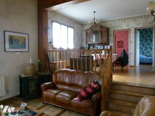 cuisine, séjour, 2 chambres, salle d'eau + Appartement  de 4  pièces, chauf, jardin, chalet