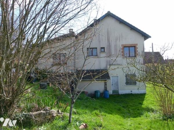 cuisine, séjour, 2 chambres, salle d'eau + Appartement  de 4  pièces, chauf, jardin, chalet