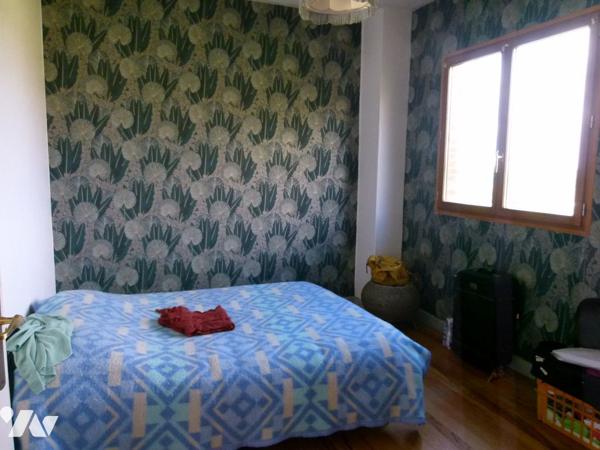 cuisine, séjour, 2 chambres, salle d'eau + Appartement  de 4  pièces, chauf, jardin, chalet