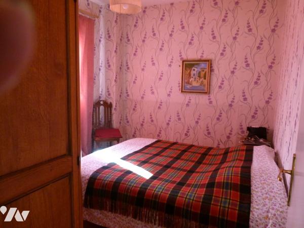 cuisine, séjour, 2 chambres, salle d'eau + Appartement  de 4  pièces, chauf, jardin, chalet