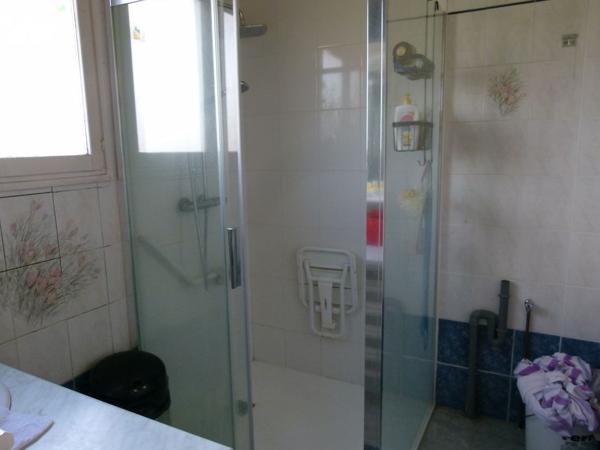 cuisine, séjour, 2 chambres, salle d'eau + Appartement  de 4  pièces, chauf, jardin, chalet