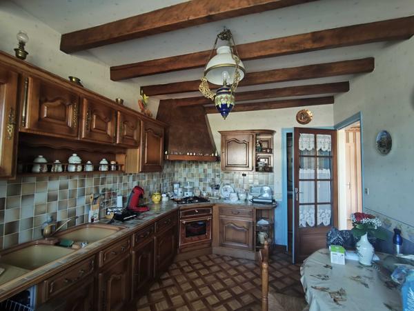 MAISON FAMILIALE  AVEC JARDIN ET PISCINE HORS SOL