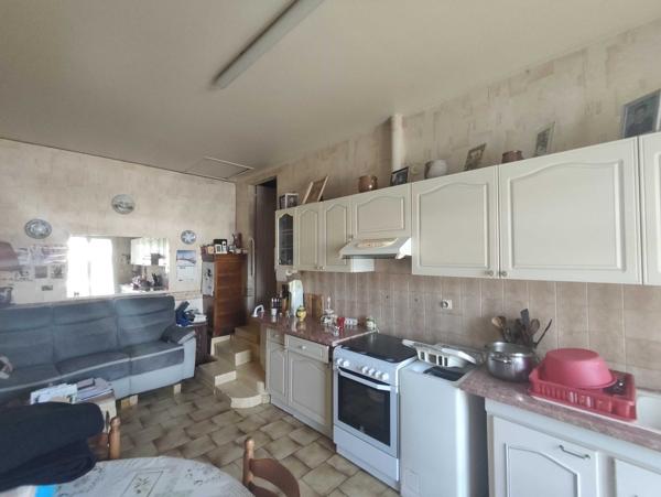 MAISON FAMILIALE  AVEC JARDIN ET PISCINE HORS SOL