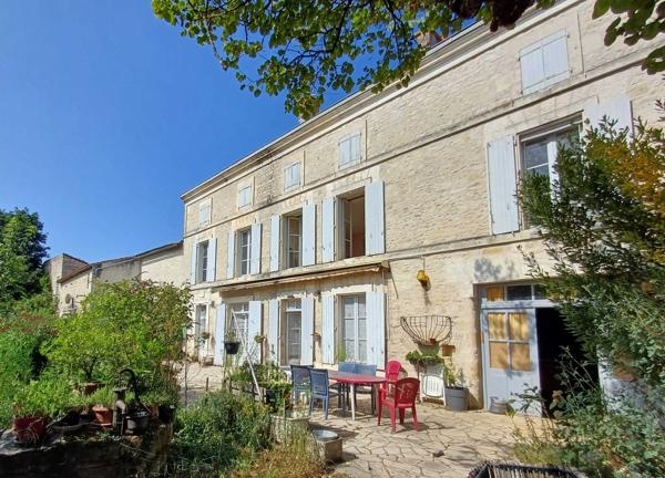 MAISON DE MAITRE EN CENTRE VILLE - PARC ATTENANT CLOS