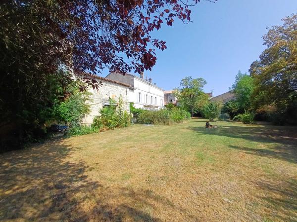 MAISON DE MAITRE EN CENTRE VILLE - PARC ATTENANT CLOS