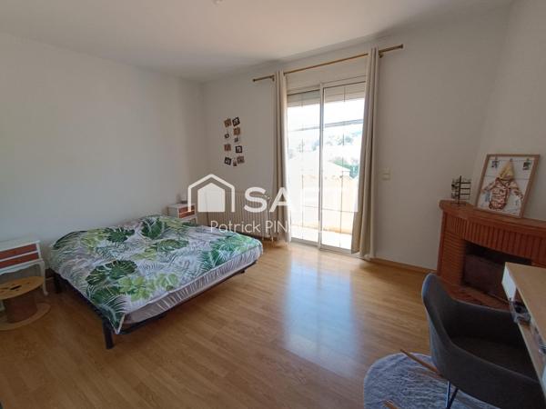 Maison d'habitation 3 faces, 4 chambres, garage, jardin et piscine