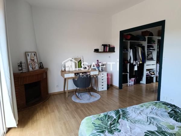 Maison d'habitation 3 faces, 4 chambres, garage, jardin et piscine