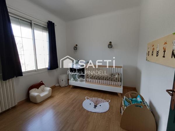 Maison d'habitation 3 faces, 4 chambres, garage, jardin et piscine