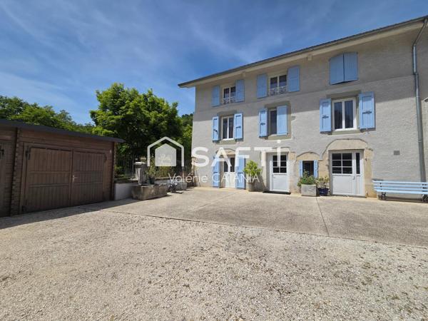 Tullins - Maison de caractère de 300m² habitables avec jardin arboré.