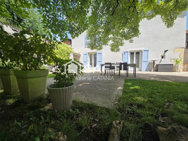 Tullins - Maison de caractère de 300m² habitables avec jardin arboré.