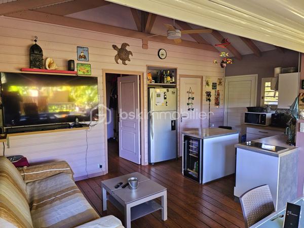 *** NOUVEAUTE BSK IMMOBILIER ***

Bungalow  entièrement meublé et équipé  avec fort potentiel – Terrain de 575 m² arboré et plat – à Saint-François proche mer.

Situé à Saint-François, station balnéaire prisée pour sa qualité de vie et son attractivité, ce charmant bungalow bénéficie d’un emplacement idéal, à 5 minutes des plages, du golf, du centre-ville, de la marina et de toutes les commodités.

Implanté sur un terrain plat de 575 m², ce bien offre 45 m² habitables comprenant :
une pièce de vie lumineuse avec salon et cuisine ouverte,
une chambre climatisée avec sa douche à l'italienne,
un WC indépendant.
un canapé convertible qui offre deux couchages supplémentaires.
une terrasse couverte de 15 m², parfaite pour les repas en extérieur.

À l’extérieur, un espace cosy agrémenté d’un bac à punch de 2x2m au sel invite à la détente et au farniente.
Le bien est prêt à l’emploi, idéal pour une résidence principale, un pied-à-terre ou un investissement locatif.

Le terrain, situé en zone U4 du PLU, permet d’envisager d’autres constructions, offrant ainsi un fort potentiel de rentabilité.

Atouts supplémentaires :
Climatisation et brasseur d'air,
Volets roulants et stores électriques.
Container 20 pieds aménagé en atelier ou espace de stockage
Cuve tampon d'eau potable 
Cuve de récupération d'eau de pluie
Assainissement individuel
4 places de stationnement
Environnement très calme et recherché

Un bien rare alliant emplacement, potentiel et qualité de vie, à découvrir sans tarder.

📞 Pour toute information ou visite, contactez moi dès maintenant !