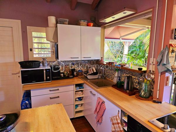 *** NOUVEAUTE BSK IMMOBILIER ***

Bungalow  entièrement meublé et équipé  avec fort potentiel – Terrain de 575 m² arboré et plat – à Saint-François proche mer.

Situé à Saint-François, station balnéaire prisée pour sa qualité de vie et son attractivité, ce charmant bungalow bénéficie d’un emplacement idéal, à 5 minutes des plages, du golf, du centre-ville, de la marina et de toutes les commodités.

Implanté sur un terrain plat de 575 m², ce bien offre 45 m² habitables comprenant :
une pièce de vie lumineuse avec salon et cuisine ouverte,
une chambre climatisée avec sa douche à l'italienne,
un WC indépendant.
un canapé convertible qui offre deux couchages supplémentaires.
une terrasse couverte de 15 m², parfaite pour les repas en extérieur.

À l’extérieur, un espace cosy agrémenté d’un bac à punch de 2x2m au sel invite à la détente et au farniente.
Le bien est prêt à l’emploi, idéal pour une résidence principale, un pied-à-terre ou un investissement locatif.

Le terrain, situé en zone U4 du PLU, permet d’envisager d’autres constructions, offrant ainsi un fort potentiel de rentabilité.

Atouts supplémentaires :
Climatisation et brasseur d'air,
Volets roulants et stores électriques.
Container 20 pieds aménagé en atelier ou espace de stockage
Cuve tampon d'eau potable 
Cuve de récupération d'eau de pluie
Assainissement individuel
4 places de stationnement
Environnement très calme et recherché

Un bien rare alliant emplacement, potentiel et qualité de vie, à découvrir sans tarder.

📞 Pour toute information ou visite, contactez moi dès maintenant !