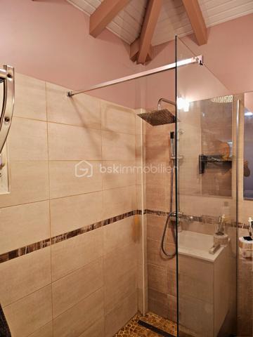 *** NOUVEAUTE BSK IMMOBILIER ***

Bungalow  entièrement meublé et équipé  avec fort potentiel – Terrain de 575 m² arboré et plat – à Saint-François proche mer.

Situé à Saint-François, station balnéaire prisée pour sa qualité de vie et son attractivité, ce charmant bungalow bénéficie d’un emplacement idéal, à 5 minutes des plages, du golf, du centre-ville, de la marina et de toutes les commodités.

Implanté sur un terrain plat de 575 m², ce bien offre 45 m² habitables comprenant :
une pièce de vie lumineuse avec salon et cuisine ouverte,
une chambre climatisée avec sa douche à l'italienne,
un WC indépendant.
un canapé convertible qui offre deux couchages supplémentaires.
une terrasse couverte de 15 m², parfaite pour les repas en extérieur.

À l’extérieur, un espace cosy agrémenté d’un bac à punch de 2x2m au sel invite à la détente et au farniente.
Le bien est prêt à l’emploi, idéal pour une résidence principale, un pied-à-terre ou un investissement locatif.

Le terrain, situé en zone U4 du PLU, permet d’envisager d’autres constructions, offrant ainsi un fort potentiel de rentabilité.

Atouts supplémentaires :
Climatisation et brasseur d'air,
Volets roulants et stores électriques.
Container 20 pieds aménagé en atelier ou espace de stockage
Cuve tampon d'eau potable 
Cuve de récupération d'eau de pluie
Assainissement individuel
4 places de stationnement
Environnement très calme et recherché

Un bien rare alliant emplacement, potentiel et qualité de vie, à découvrir sans tarder.

📞 Pour toute information ou visite, contactez moi dès maintenant !