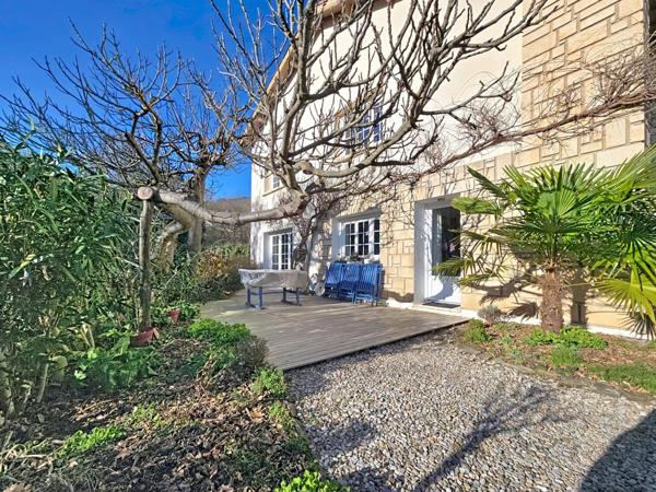 Lamalou-les-Bains – Maison d’artiste au charme unique, dans un quartier prisé avec vue montagnes