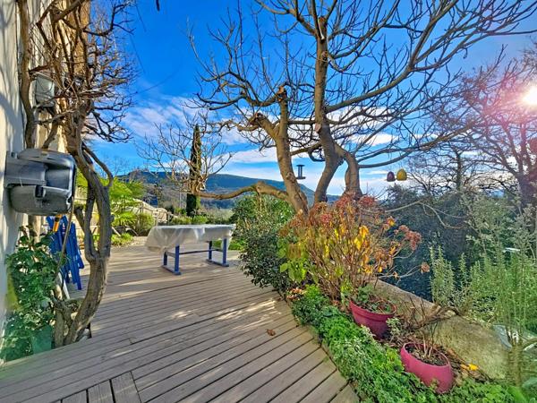 Lamalou-les-Bains – Maison d’artiste au charme unique, dans un quartier prisé avec vue montagnes