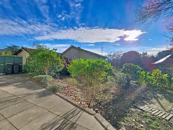 Lamalou-les-Bains – Maison d’artiste au charme unique, dans un quartier prisé avec vue montagnes