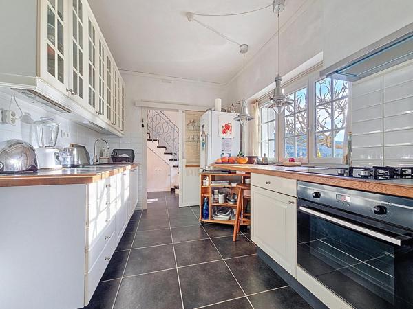 Lamalou-les-Bains – Maison d’artiste au charme unique, dans un quartier prisé avec vue montagnes