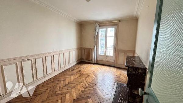 Au 3&#7497; étage avec ascenseur d'un bel immeuble ancien, appartement de 40,42 m² offrant le c...