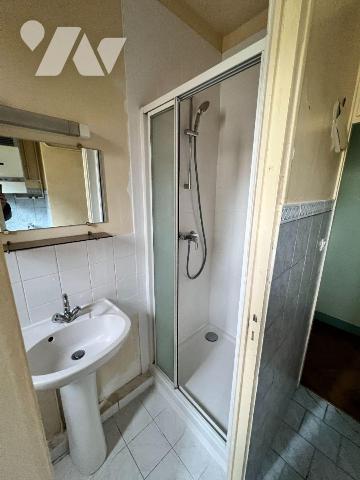 Au 3&#7497; étage avec ascenseur d'un bel immeuble ancien, appartement de 40,42 m² offrant le c...