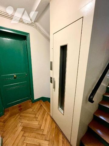 Au 3&#7497; étage avec ascenseur d'un bel immeuble ancien, appartement de 40,42 m² offrant le c...