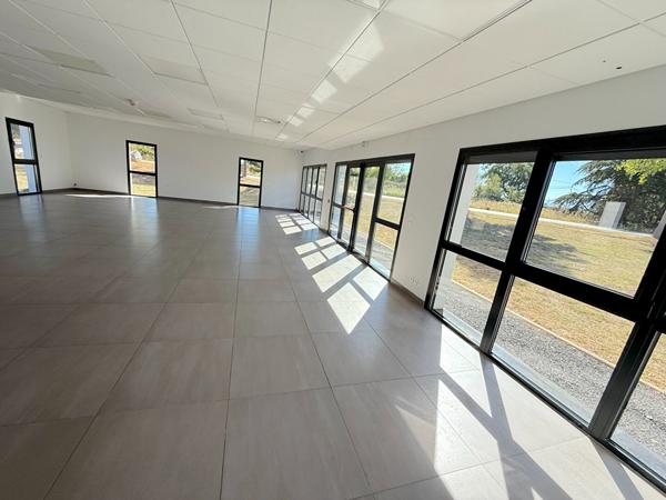 A LOUER LOCAL PROFESSIONEL 125 M2 RDC parking privatif sortie autoroute