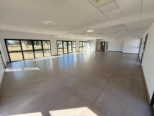 A LOUER LOCAL PROFESSIONEL 125 M2 RDC parking privatif sortie autoroute