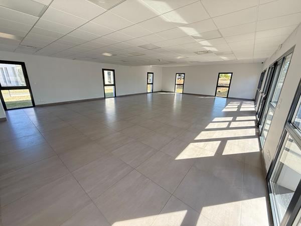 A LOUER LOCAL PROFESSIONEL 125 M2 RDC parking privatif sortie autoroute