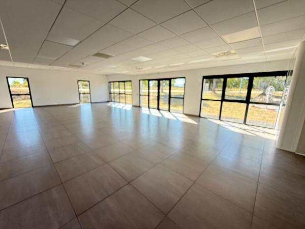 A LOUER LOCAL PROFESSIONEL 125 M2 RDC parking privatif sortie autoroute