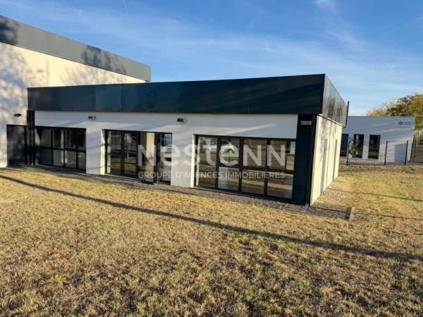 A LOUER LOCAL PROFESSIONEL 125 M2 RDC parking privatif sortie autoroute