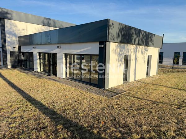 A LOUER LOCAL PROFESSIONEL 125 M2 RDC parking privatif sortie autoroute