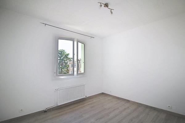 Appartement 3 pièces de 54 m2 - balcons - garage