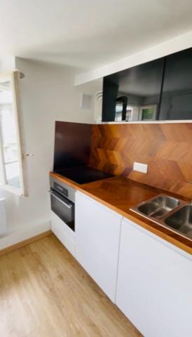 "Versailles Quartier Notre-Dame Rue de la Paroisse" Charmant studio meublé au dernier étage ! Loyer 750 €/mois charges comprises **  - Référence  28016
